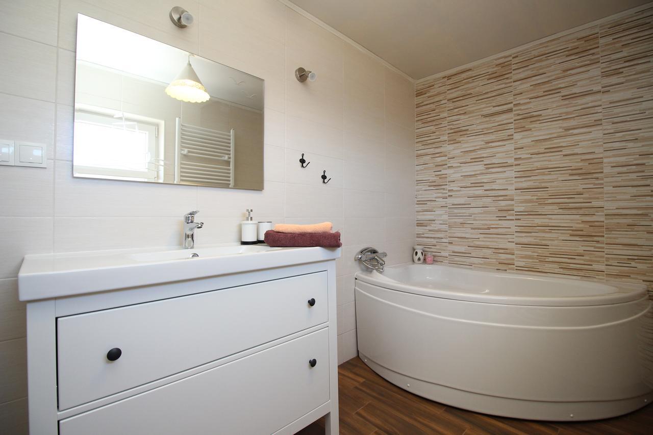 Villa Hrustika - Heated Pool, Jacuzzi & Sauna Gabonjin Exteriör bild